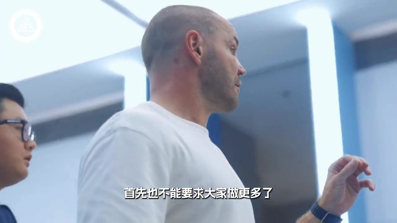 中场休息，更衣室里主教练坚定的声音，为下半场逆转注入了强心剂