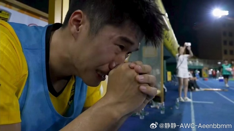从见证广州队解散到助广州豹冲超！博主：侯煜在替补席流下男儿泪