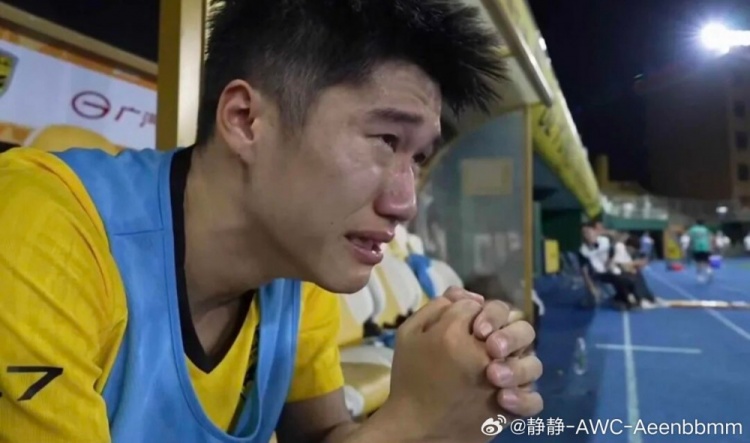 从见证广州队解散到助广州豹冲超！博主：侯煜在替补席流下男儿泪