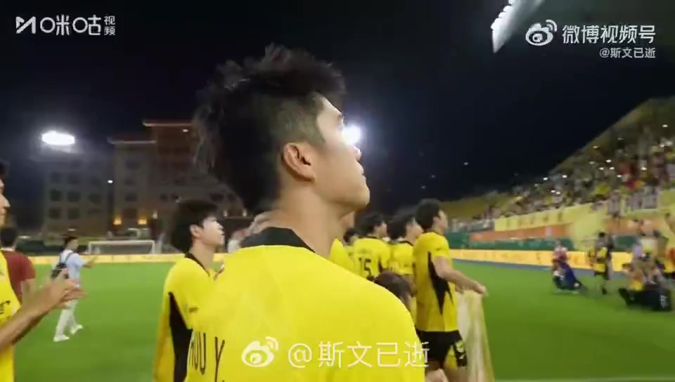 从未放弃心中的理想！广州豹冲超成功后，全场齐唱《海阔天空》