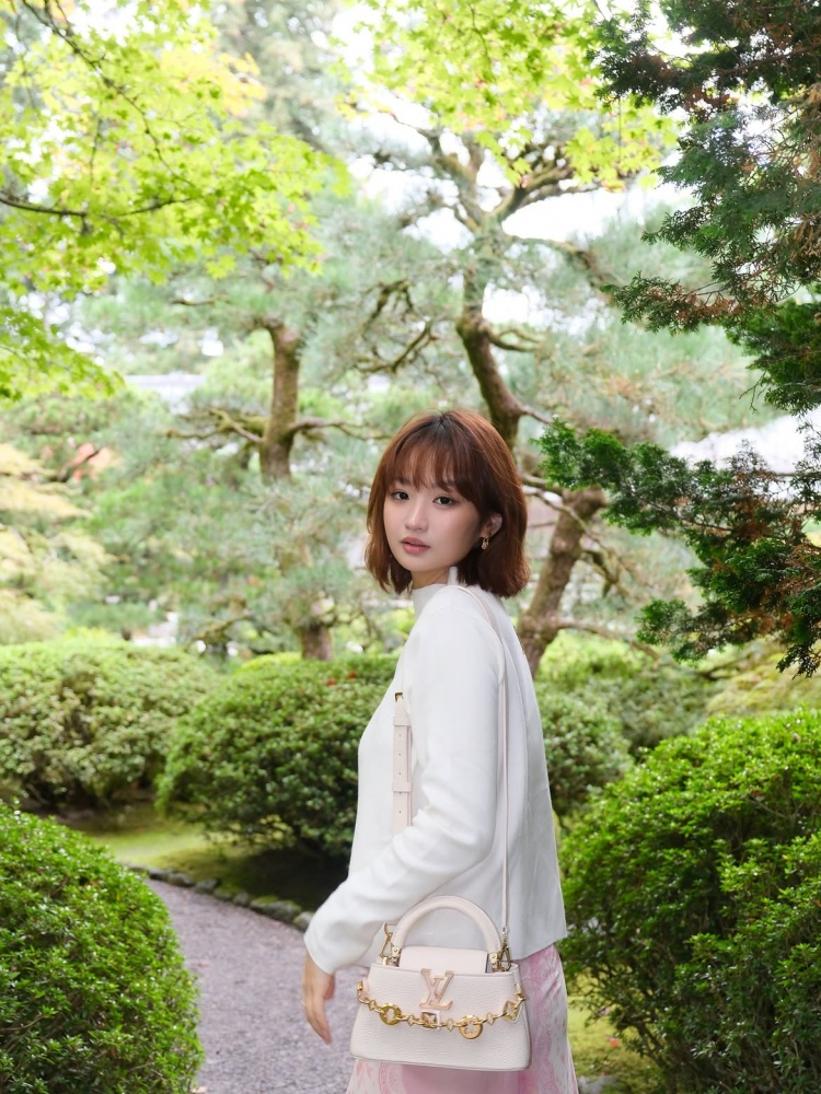 端庄贤惠！杨瀚森女友在社媒晒出多张美照