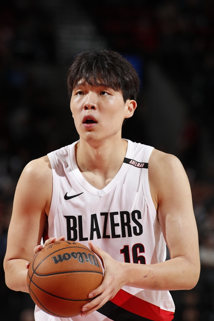 媒体人：杨瀚森大概率是第三中锋 但球队常规轮换看着只需俩中锋