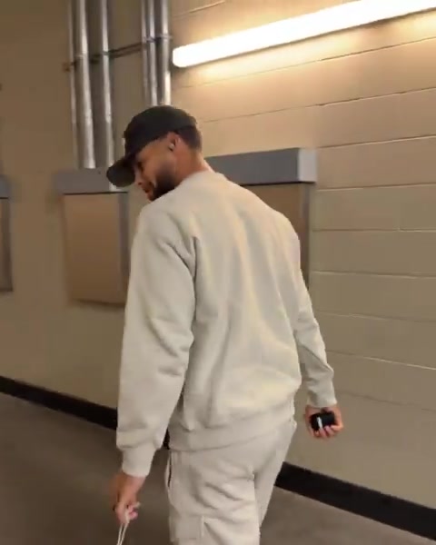 微微歪头一笑!NBA官方晒库里入场视频 手提保温杯很轻松