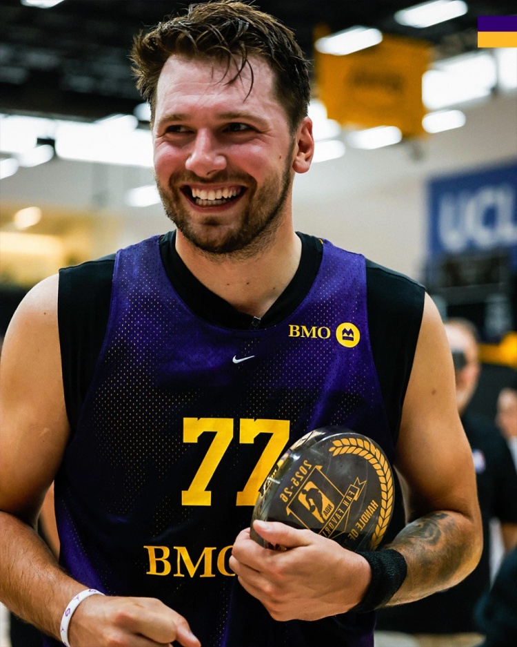 气氛很愉悦！雷迪克训练中向东契奇颁发了NBA年度最佳控球奖