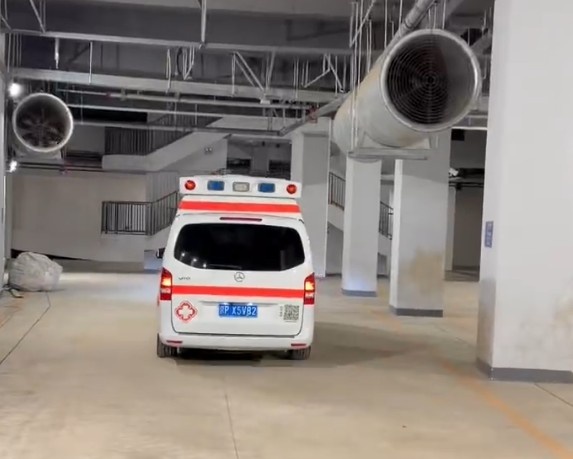 愿无大碍！法比奥争抢时受伤，已被救护车送往医院做进一步检查