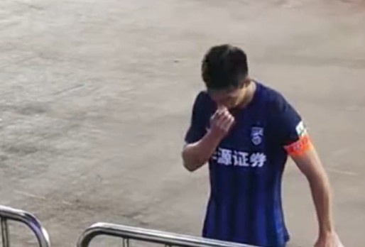 武汉三镇接近降级！贺惯哽咽喊话：留下来的兄弟们一定会打回来