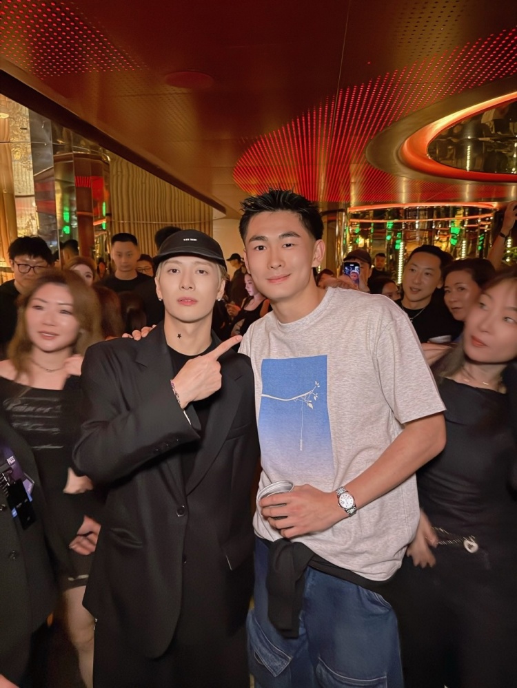 老乡见老乡！陈晋一社媒晒和王嘉尔合影：852区男孩们在上海相见